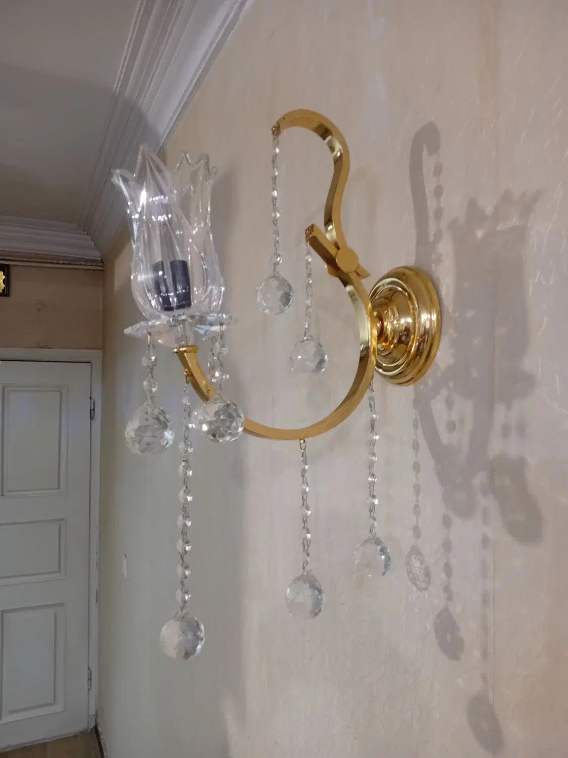 دیواره لاله طلایی با آویز کریستال در حد نو|لوستر و چراغ آویز|مشهد, کلاهدوز|دیوار