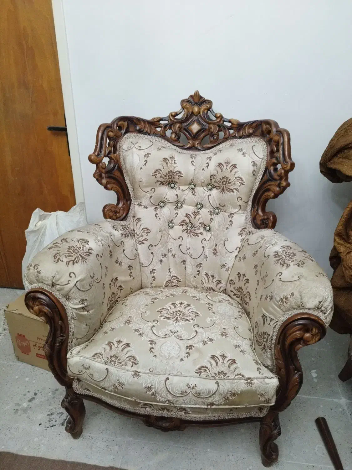 مبل ۹ نفره سالم با کاور لوستر ۱۵شاخه و میز تلوزیون|مبلمان خانگی و میز عسلی|تهران, تولید دارو|دیوار