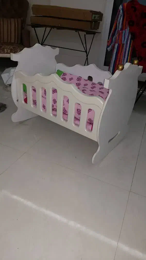 تخت نوزاد در حد نو|تخت و صندلی بچه|شاهین‌شهر, عطار|دیوار