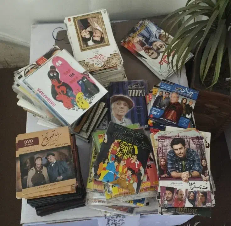 سریال‌ ایرانی، تئاتر و انیمیشن قدیمی با قاب|فیلم و موسیقی|تهران, فلسطین (میدان انقلاب)|دیوار