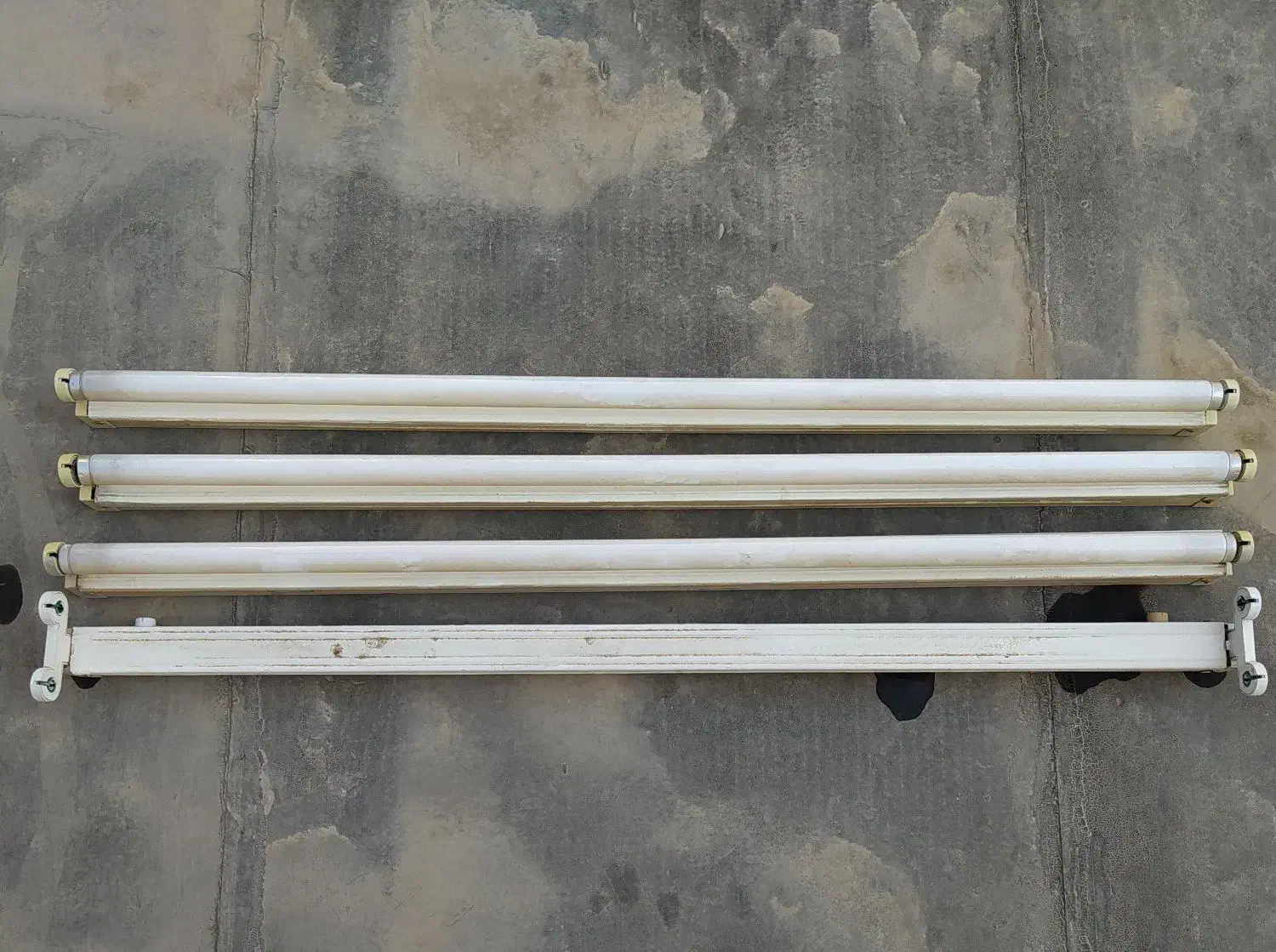 تعدادی قاب مهتابی و هالوژن و دیگر وسایل|لامپ و چراغ|اصفهان, باغ فدک|دیوار