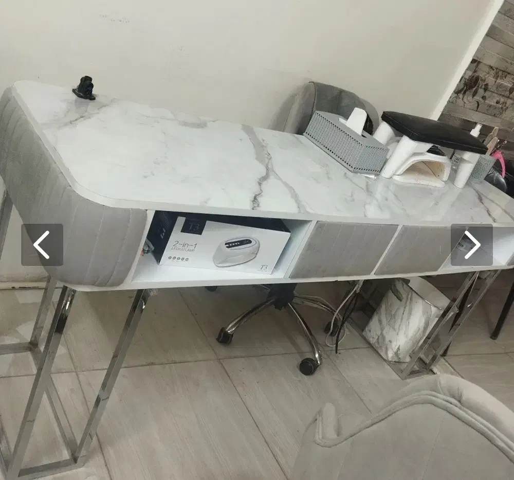 میز ناخن و دو عدد صندلی|آرایشگاه و سالن‌های زیبایی|قرچک, باقرآباد|دیوار