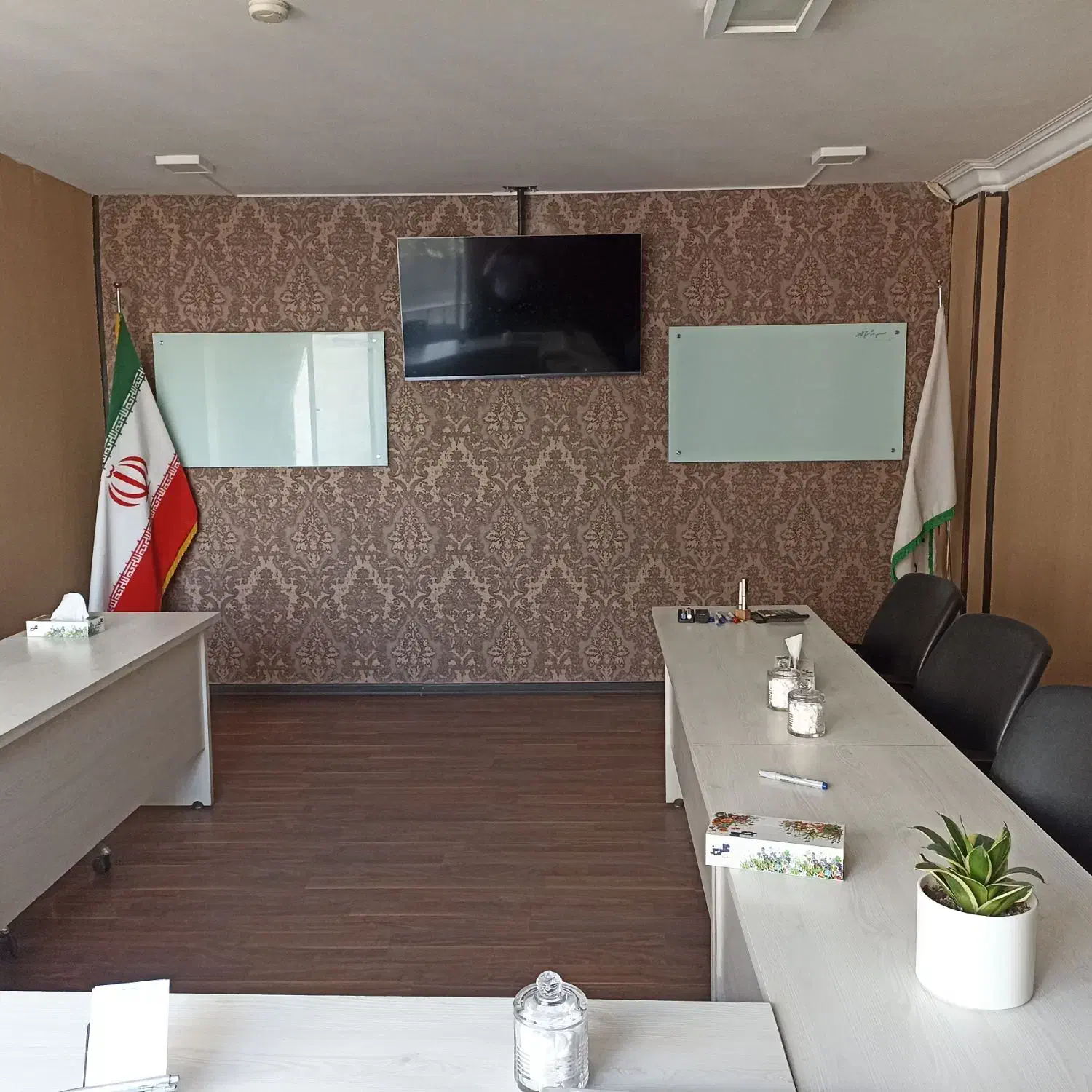 اتاق جلسات مجهز مناسب سمینار، کارگاه و جلسات|اجارهٔ کوتاهمدت دفتر کار و فضای آموزشی|مشهد, سجاد شهر|دیوار