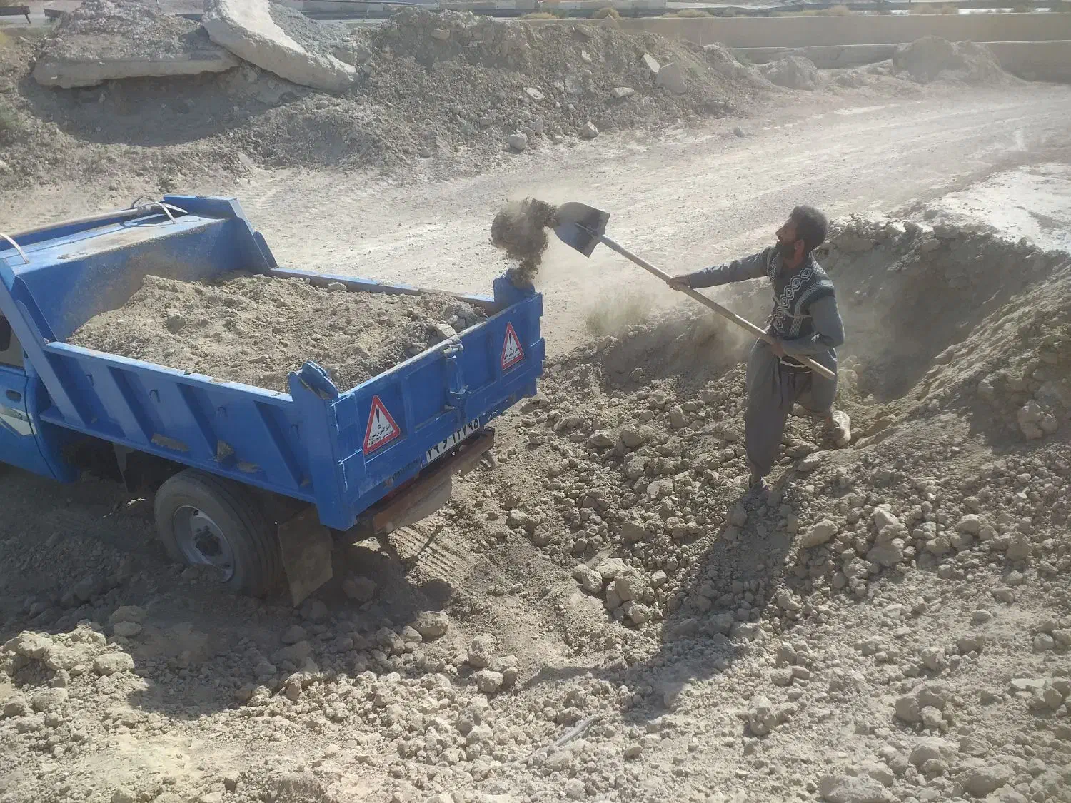 شن و ماسه .نخودی بادامی و خاک با نیسان .مناسب|خدمات حمل و نقل|زهک, |دیوار