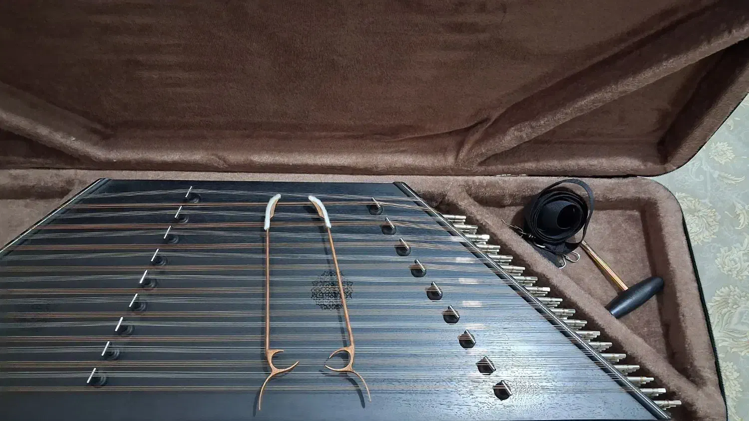 سنتور سه مهر استاد صادقی|سازهای سنتی|رشت, منظریه|دیوار