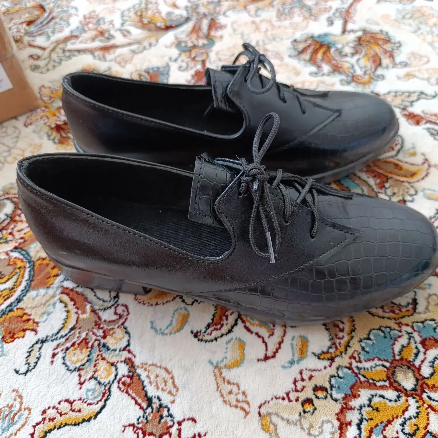 کفش نو|کیف، کفش، کمربند|کاشمر, |دیوار