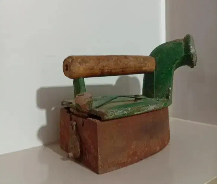 اتو زغالی قدیمی،سالم کلکسیونی|کلکسیون اشیاء عتیقه|شهرضا, |دیوار