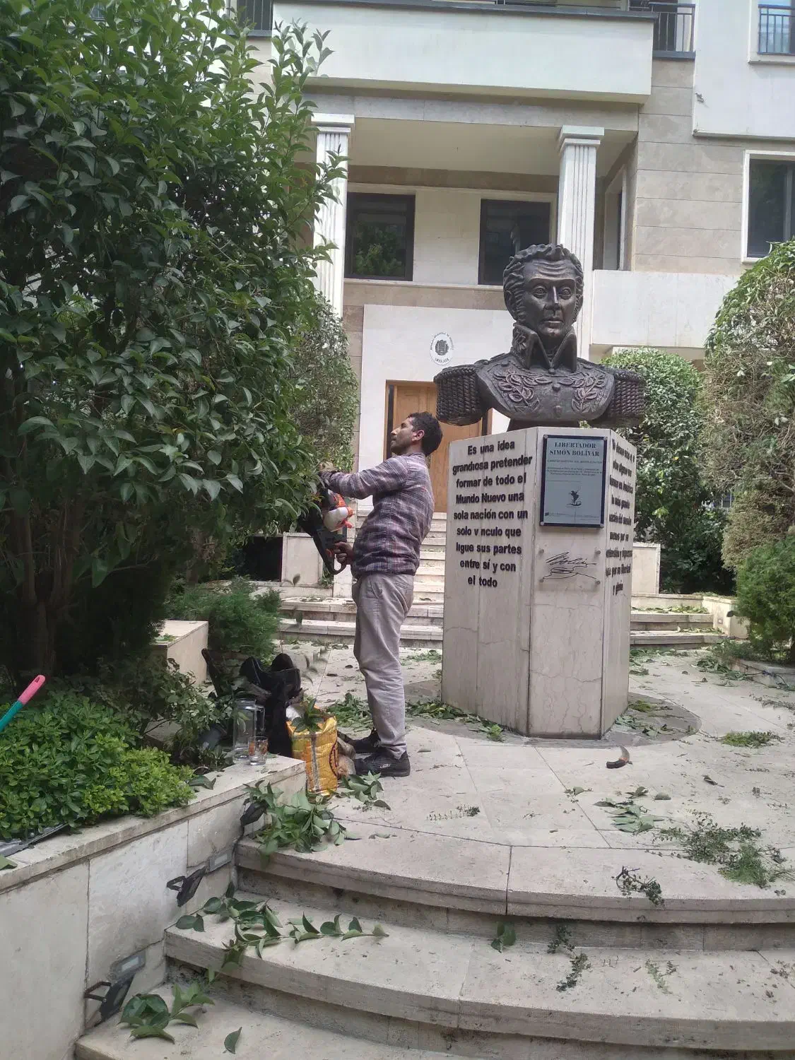 باغبانی وسمپاشی هرسکاری تعویض خاک گلدون|خدمات باغبانی و درختکاری|تهران, قیطریه|دیوار