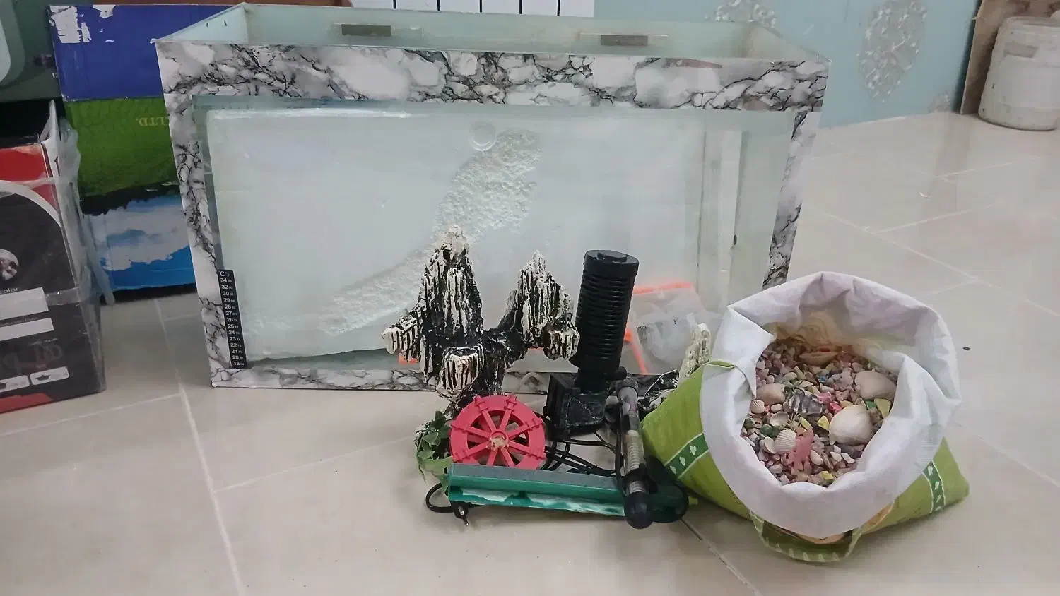 یک اکواریوم با کل لوازم ویک خانه ی حیوانات خانگی|لوازم جانبی حیوانات|گلبهار, شهر جدید گلبهار|دیوار