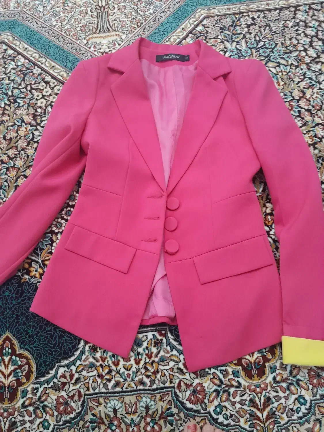 کت مجلسی|لباس|رباط‌کریم, الارد|دیوار