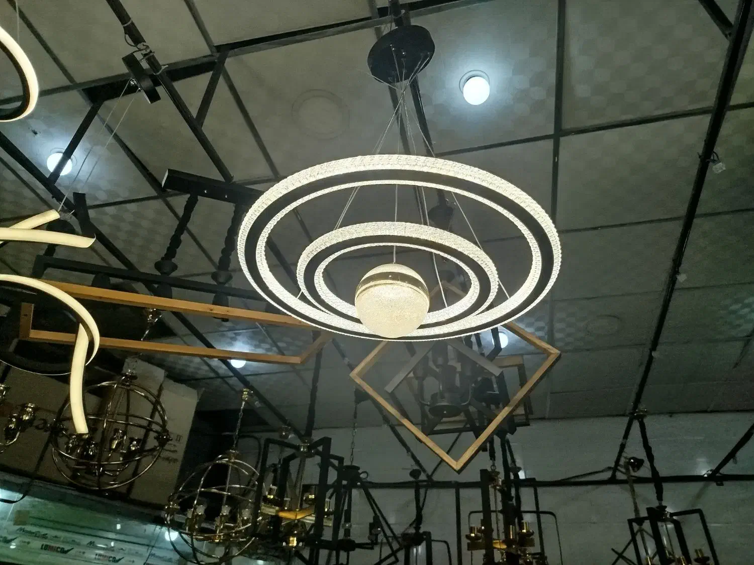 دنیای لوستر|لوستر و چراغ آویز|قم, باغ شریفی|دیوار