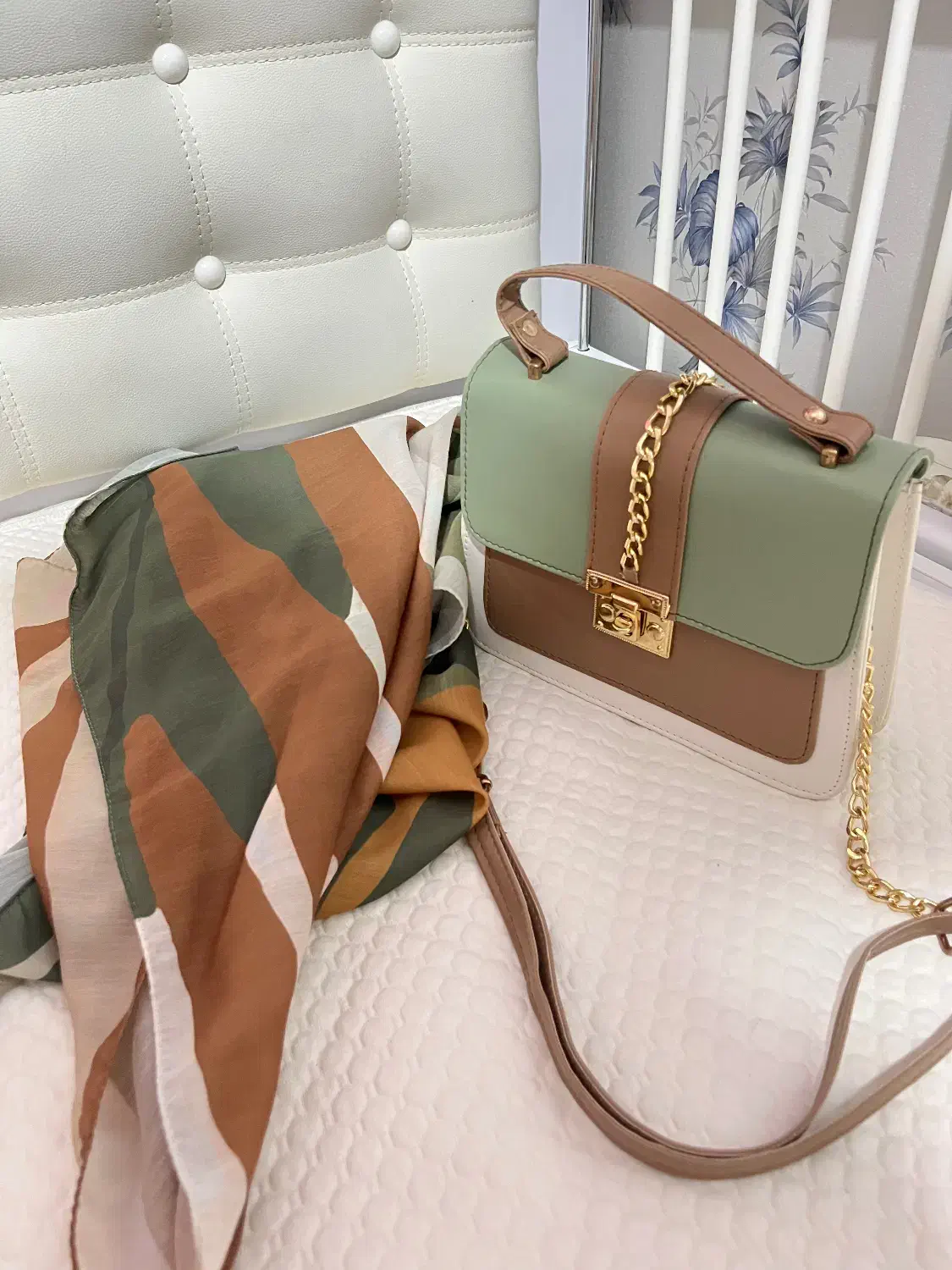 تعدادی کیف و کفش|کیف، کفش، کمربند|رشت, گلسار|دیوار