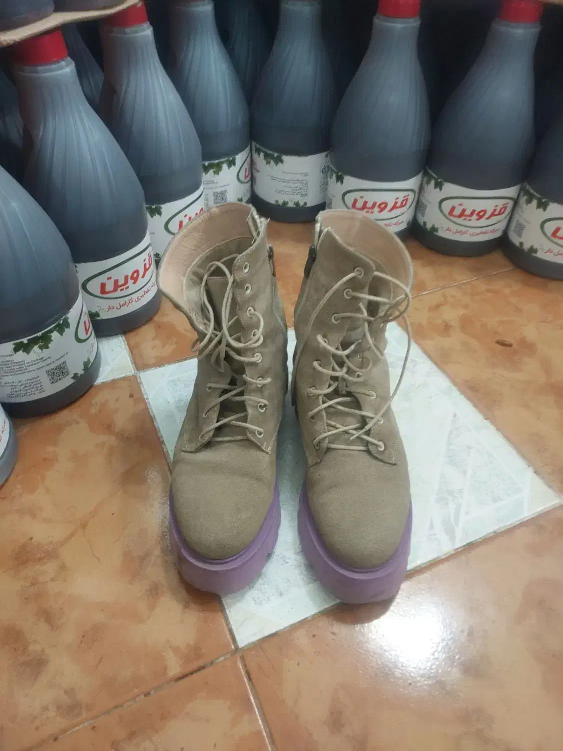 پوتین ترک|کیف، کفش، کمربند|سیاهکل, |دیوار