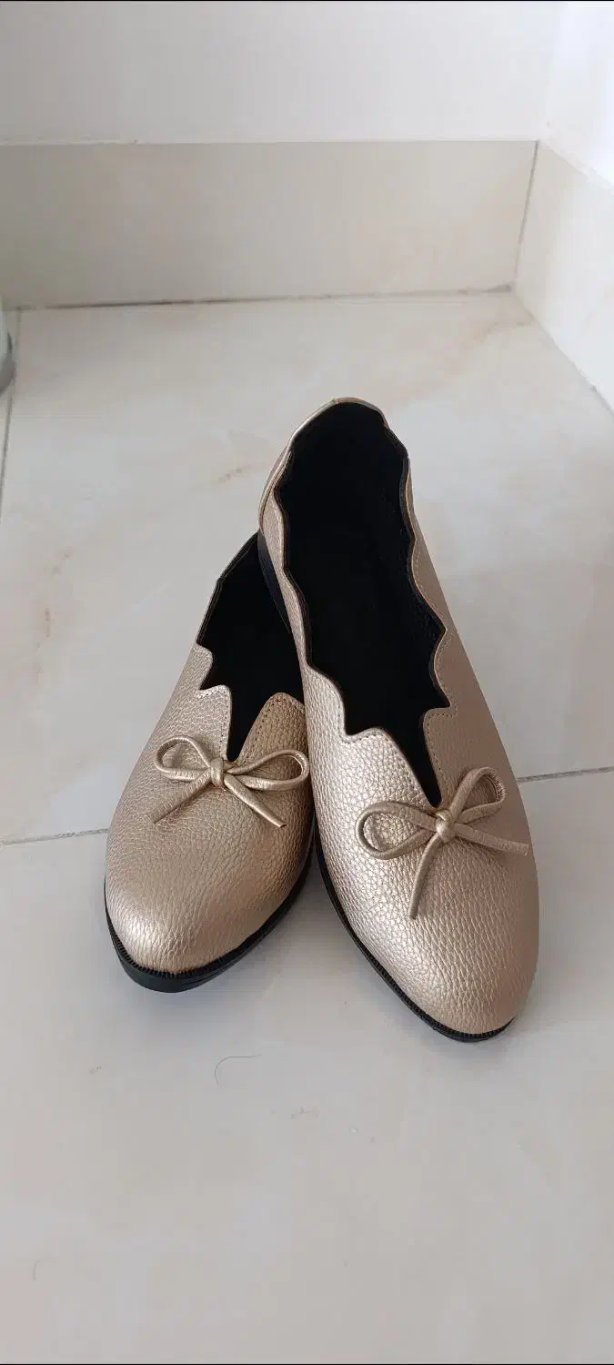 کفش|کیف، کفش، کمربند|میانه, |دیوار