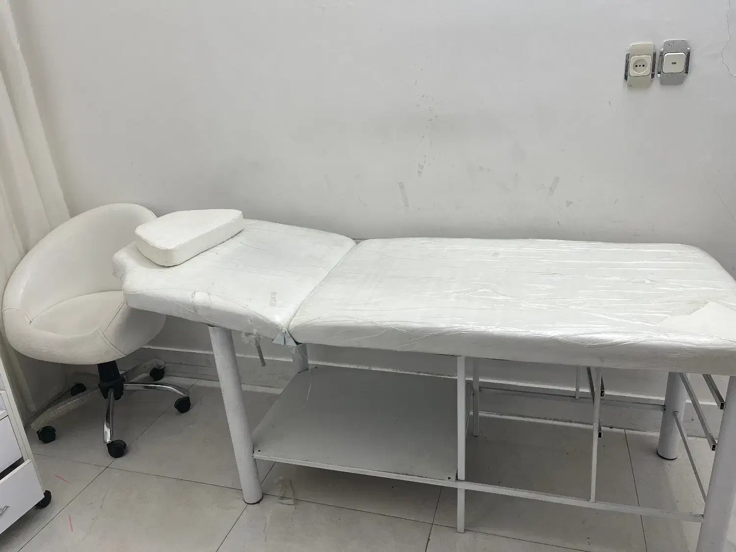 تخت و کمد در حد نو با قیمت عالی|آرایشگاه و سالنهای زیبایی|بروجرد, |دیوار