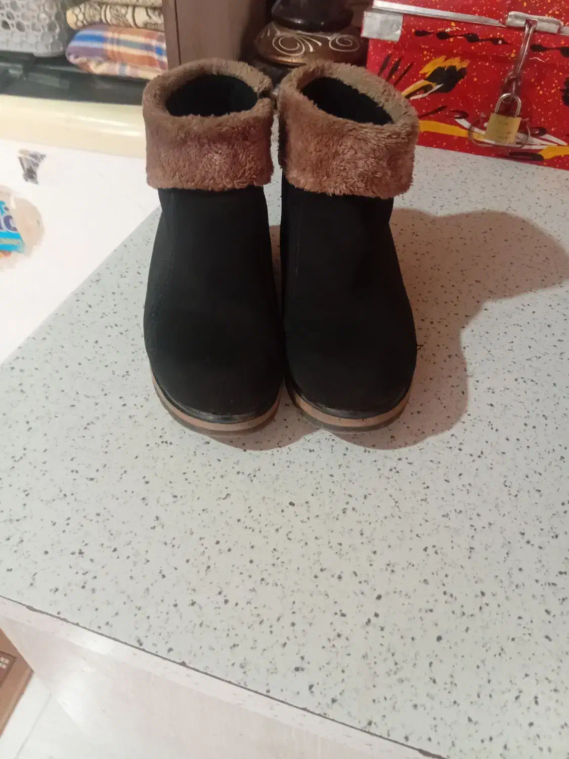 کفش بوت|کیف، کفش، کمربند|پیشوا, |دیوار