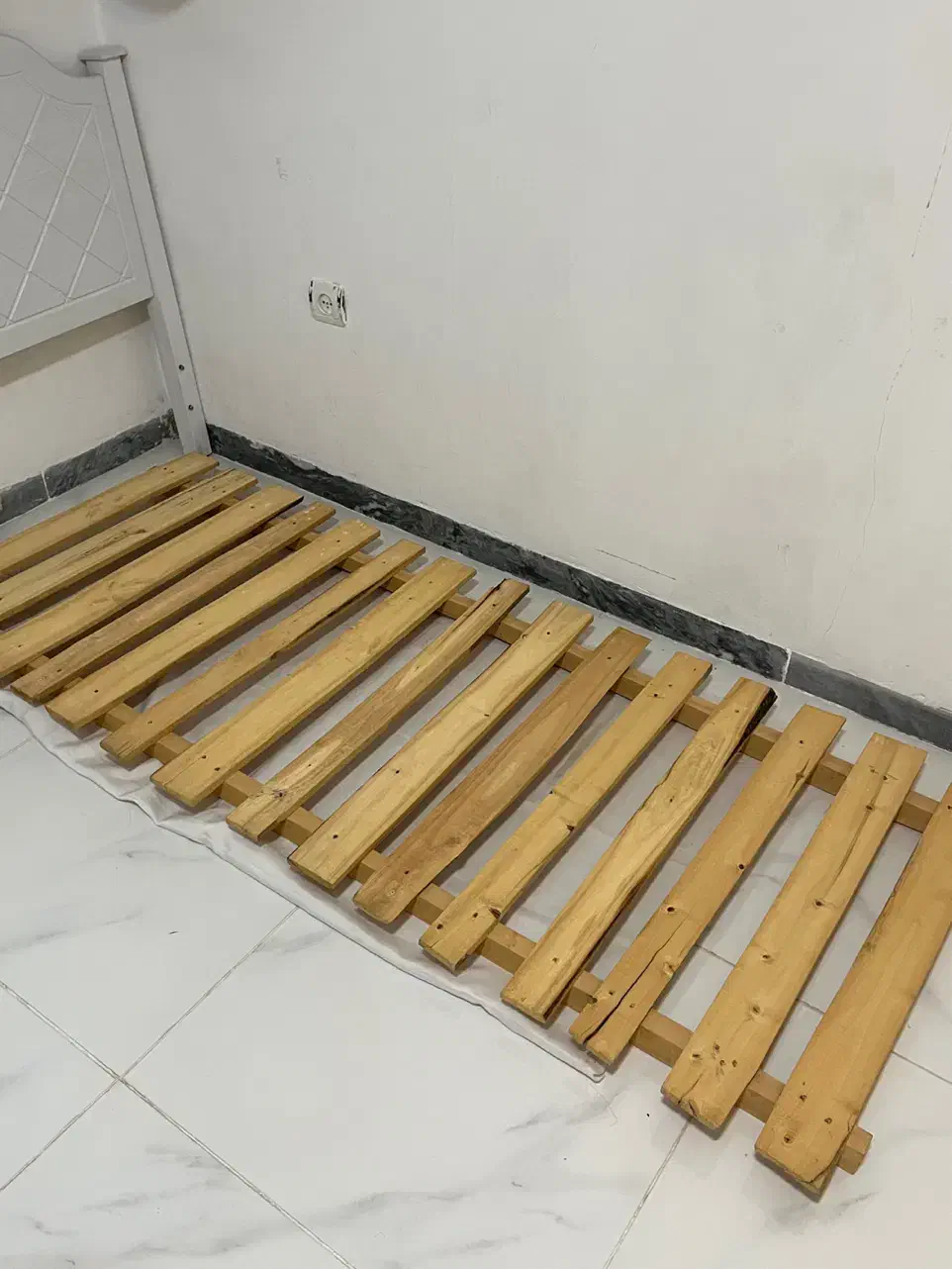 دو عدد تخت یک نفره با کفی|تخت و سرویس خواب|همدان, |دیوار