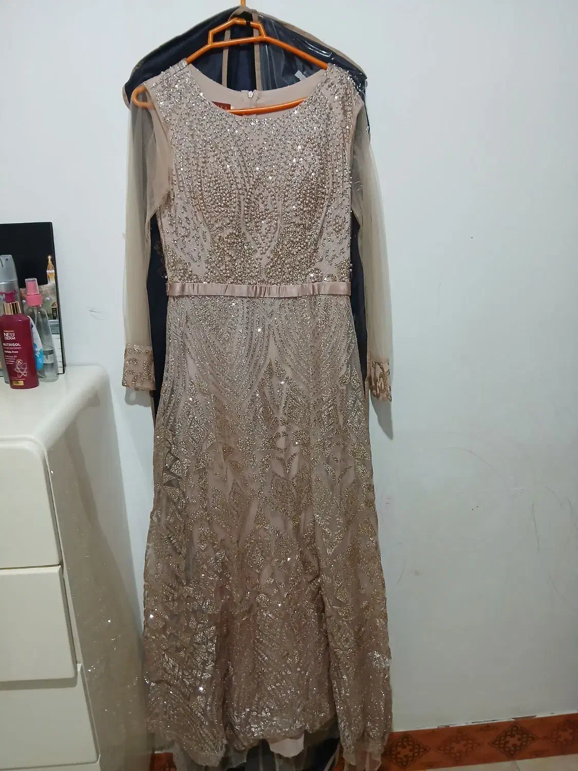 پیراهن مجلسی|لباس|ساری, |دیوار