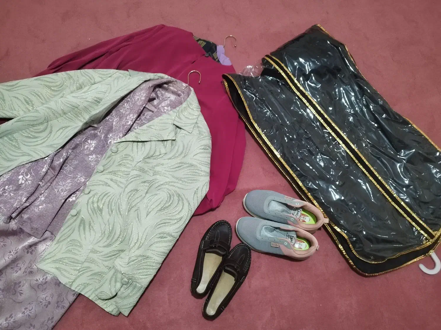 مقداری لباس نو بفروش می رسد فوری فوری|لباس|ملایر, |دیوار