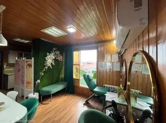 صندلی ،اینه،صندلی مکاپ،میز ناخن|آرایشگاه و سالن‌های زیبایی|رشت, لاکانی|دیوار