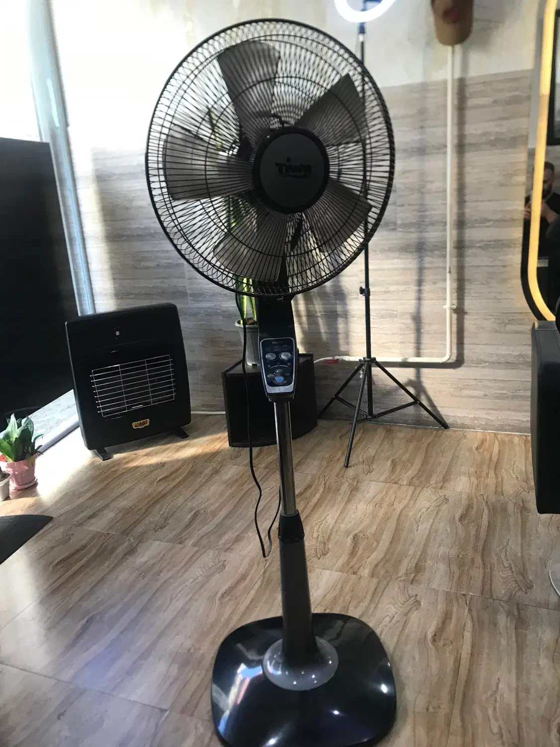 پنکه تیوا پایه بلند در حد نو|پنکه و تصفیهکنندهٔ هوا|رشت, حافظ آباد|دیوار