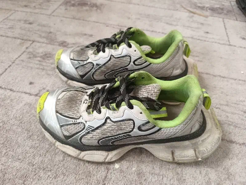 کفش کتونی|کیف، کفش، کمربند|شوش, |دیوار