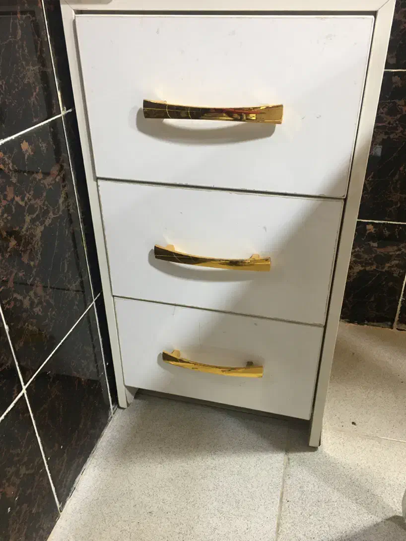 آیینه و میز ناخن|آرایشگاه و سالنهای زیبایی|بندر ماهشهر, |دیوار