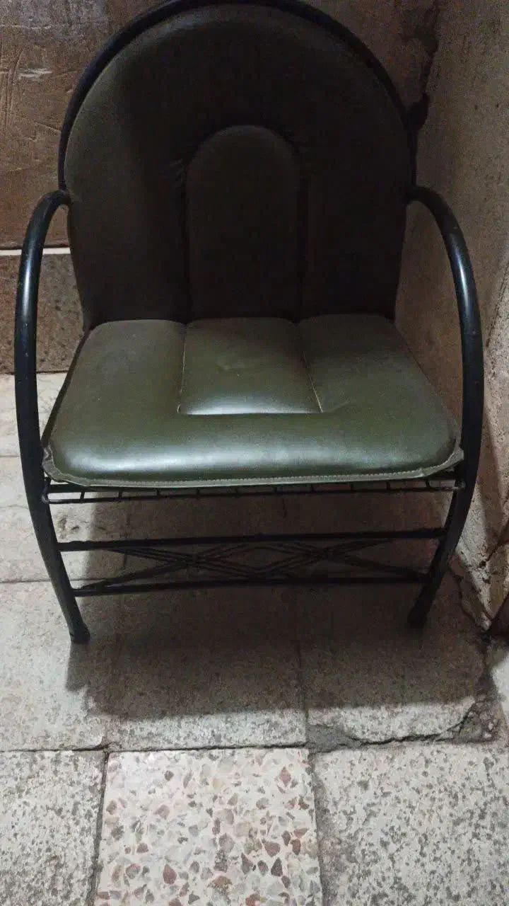 یک عدد صندلی فلزی قدیمی کاملا سالم و محکم|صندلی و نیمکت|قم, پشت انبار نفت|دیوار