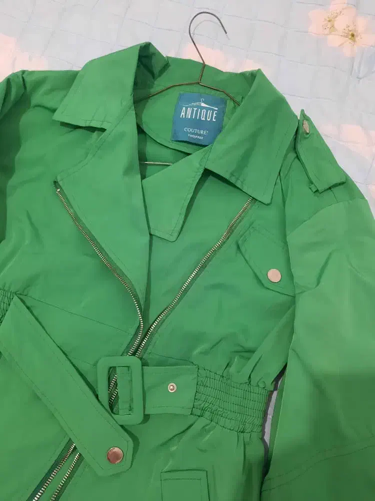 بارونی،مانتو|لباس|رشت, باهنر|دیوار