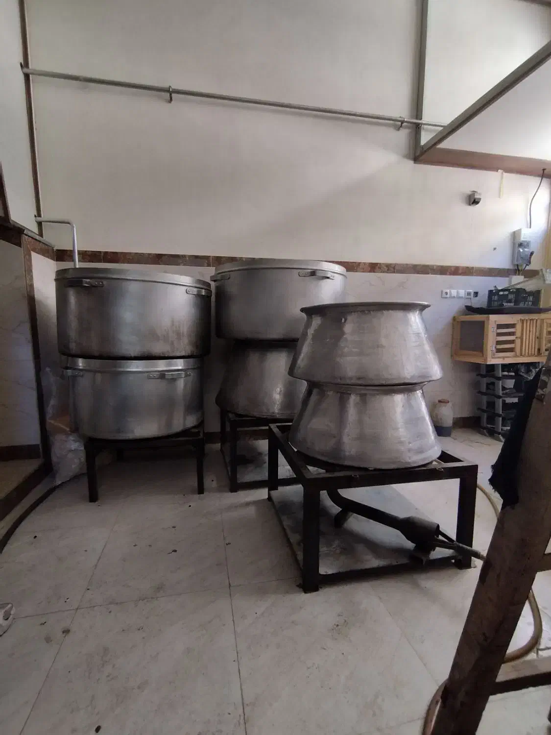 کلی دیگ بزرگ روحی به اضافه اجاق و چارپایه|ظروف پخت‌وپز|پیرانشهر, |دیوار