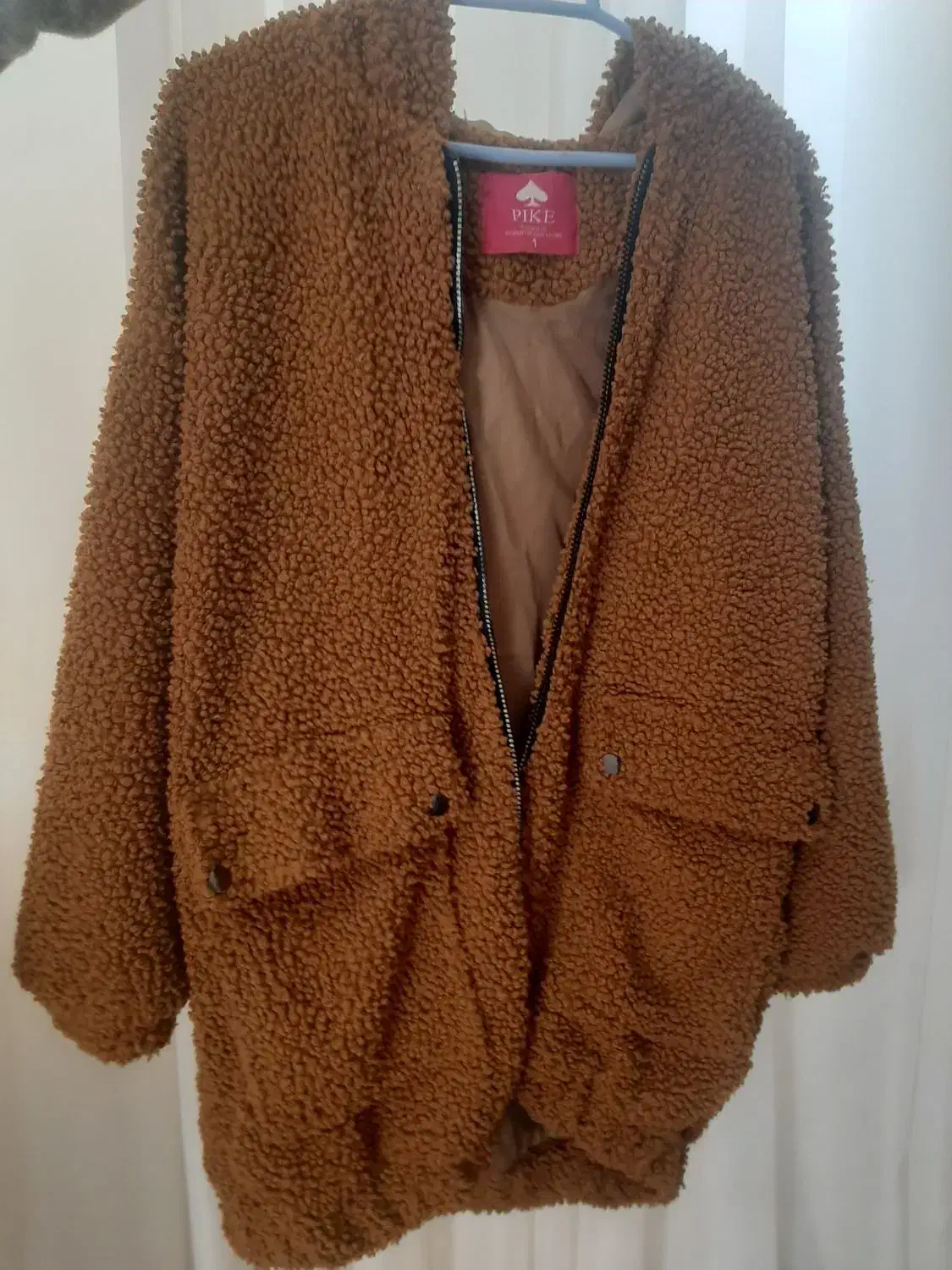 پالتو|لباس|صحنه, |دیوار