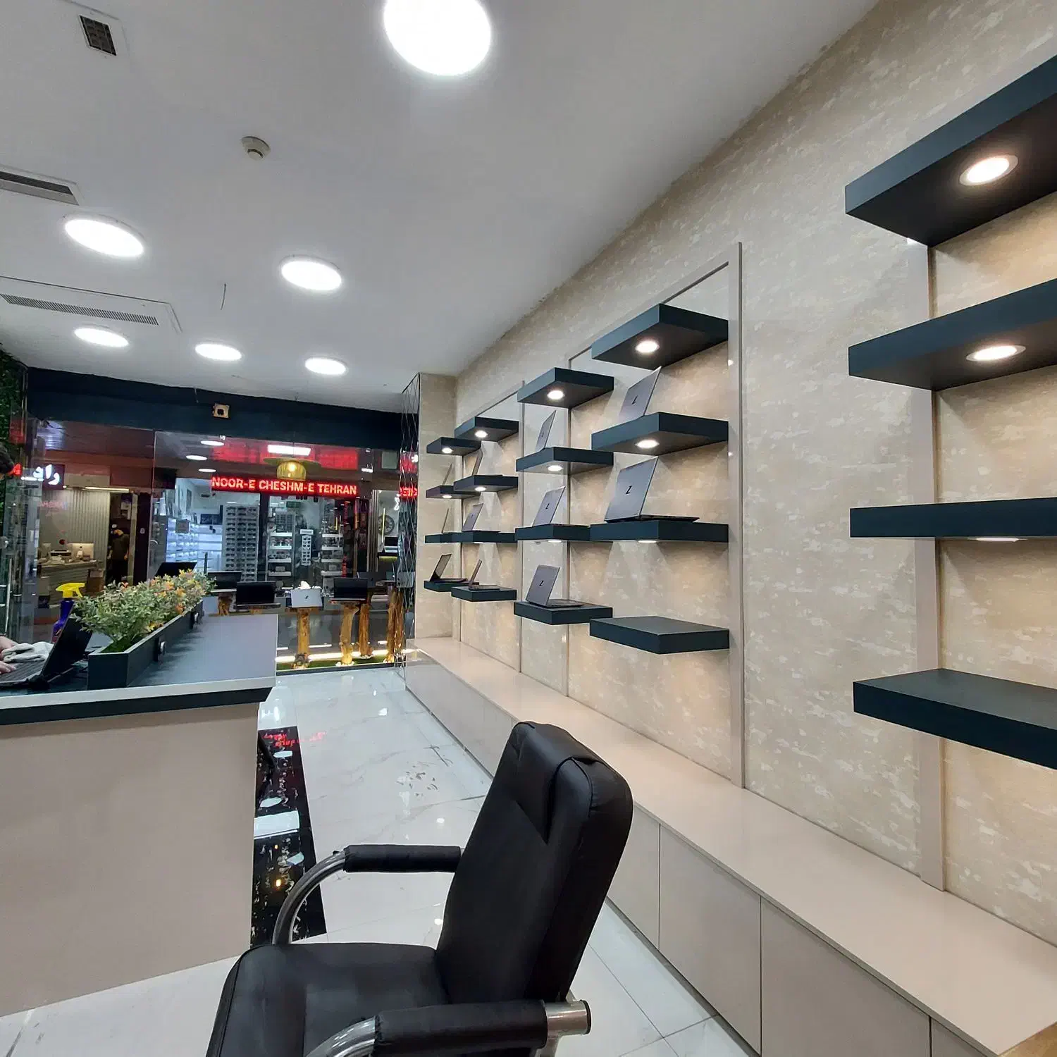 فروشنده لپتاپ اقا یا خانم|استخدام بازاریابی و فروش|تهران, فلسطین (میدان انقلاب)|دیوار