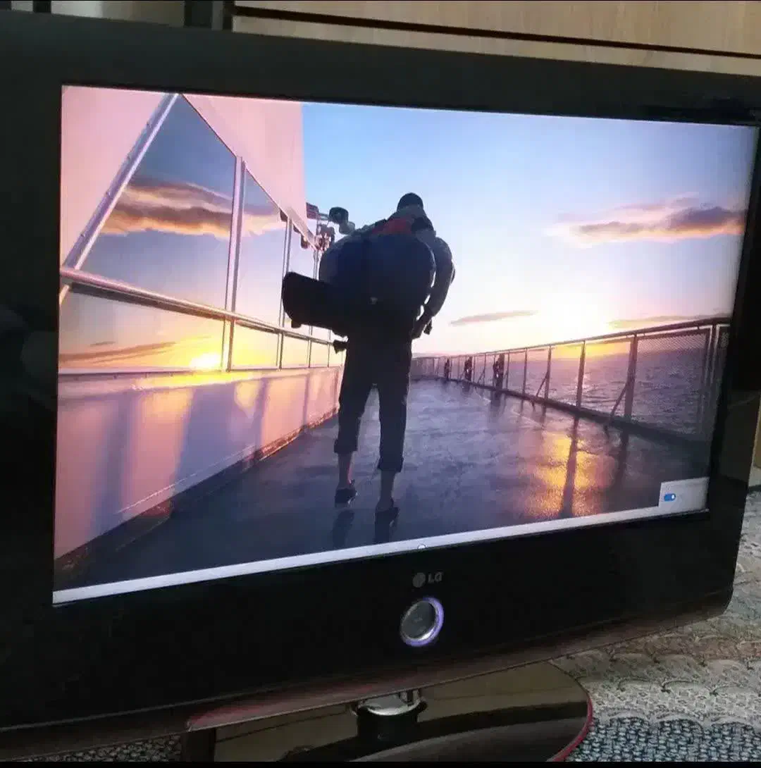ال سی دی ۳۲ اینچ ال جی با میز شیشه ای|تلویزیون و پروژکتور|گرگان, |دیوار
