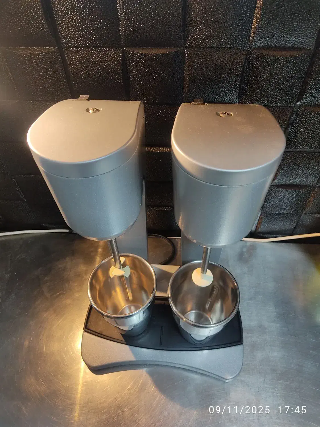 شیکر دولیوان مدل سیدو|کافی‌شاپ و رستوران|قم, دروازه چوبی|دیوار