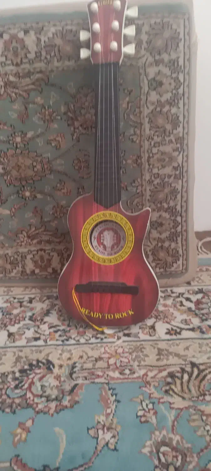 یک عدد گیتار جنس خارجی|اسباببازی بچه|قم, امامزاده ابراهیم|دیوار