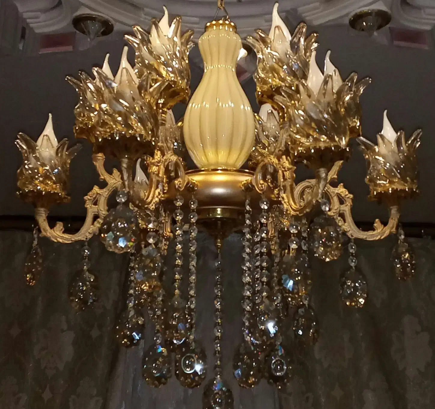 دو عدد لوستر برنجی ده شعله (یکجفت) و دو عدد آباژور|لوستر و چراغ آویز|تهران, علی‌آباد|دیوار