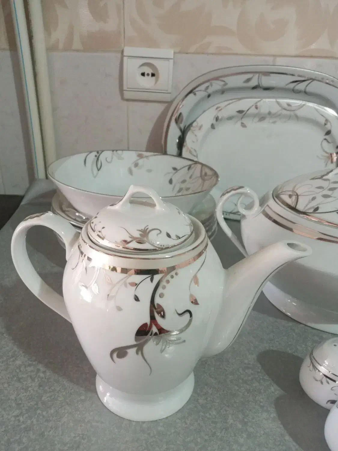 سرویس چینی ۶ نفره|ظروف سرو و پذیرایی|بروجرد, |دیوار