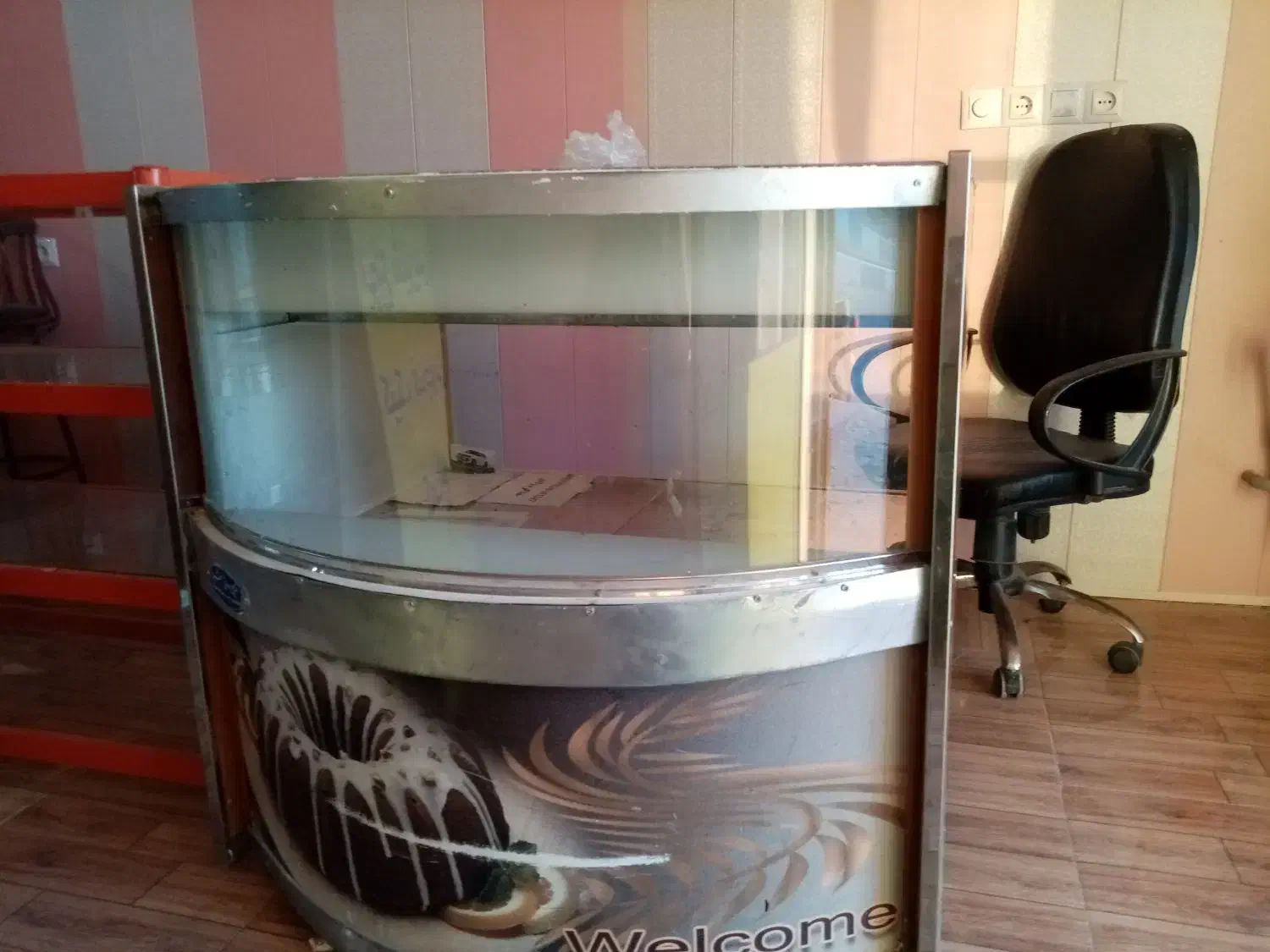 یک عدد ویترین شیرینی خشک با میز ترازو|فروشگاه و مغازه|بوشهر, |دیوار