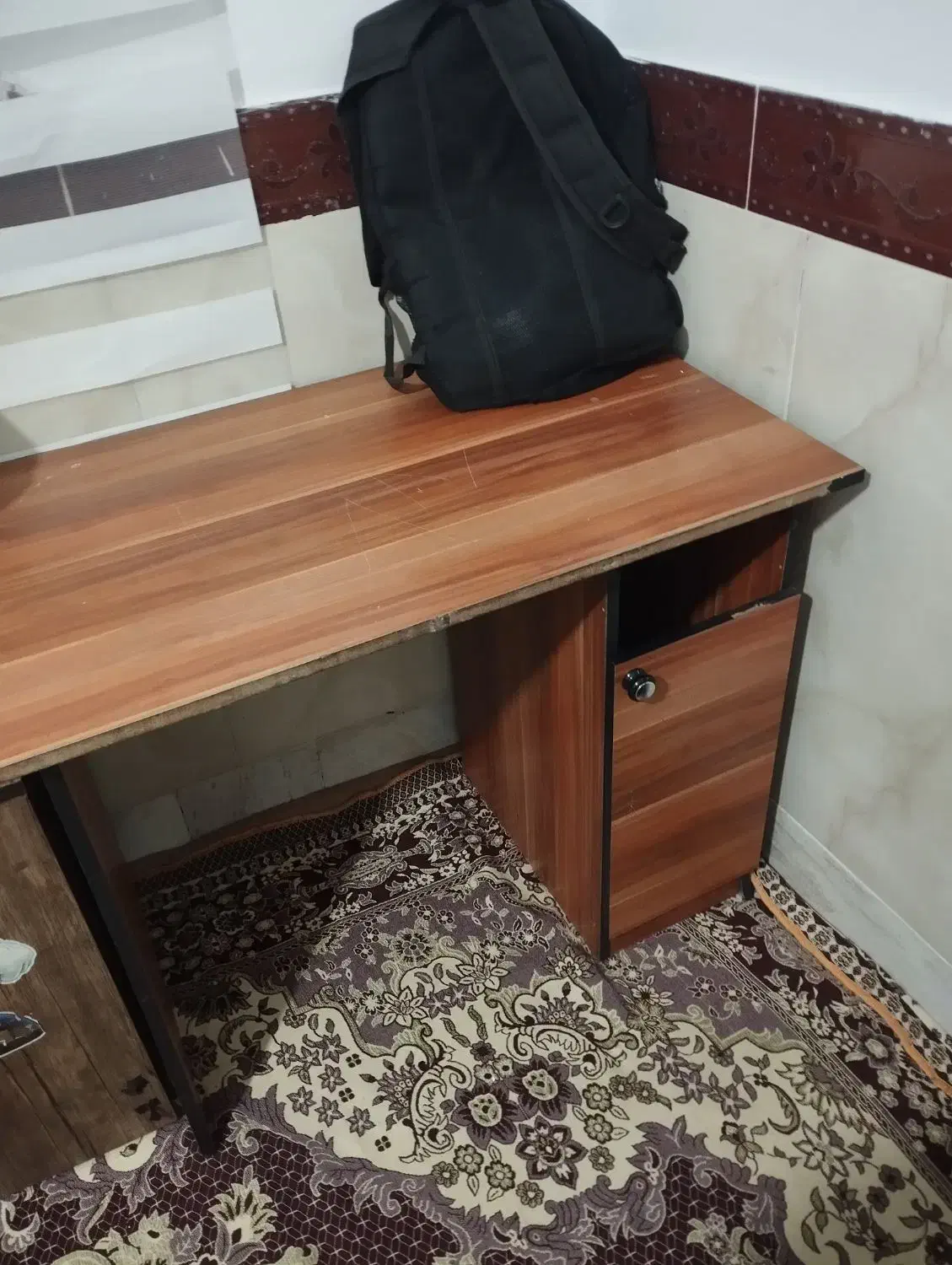 میز|میز تحریر و کامپیوتر|رباط‌کریم, رباط‌کریم|دیوار