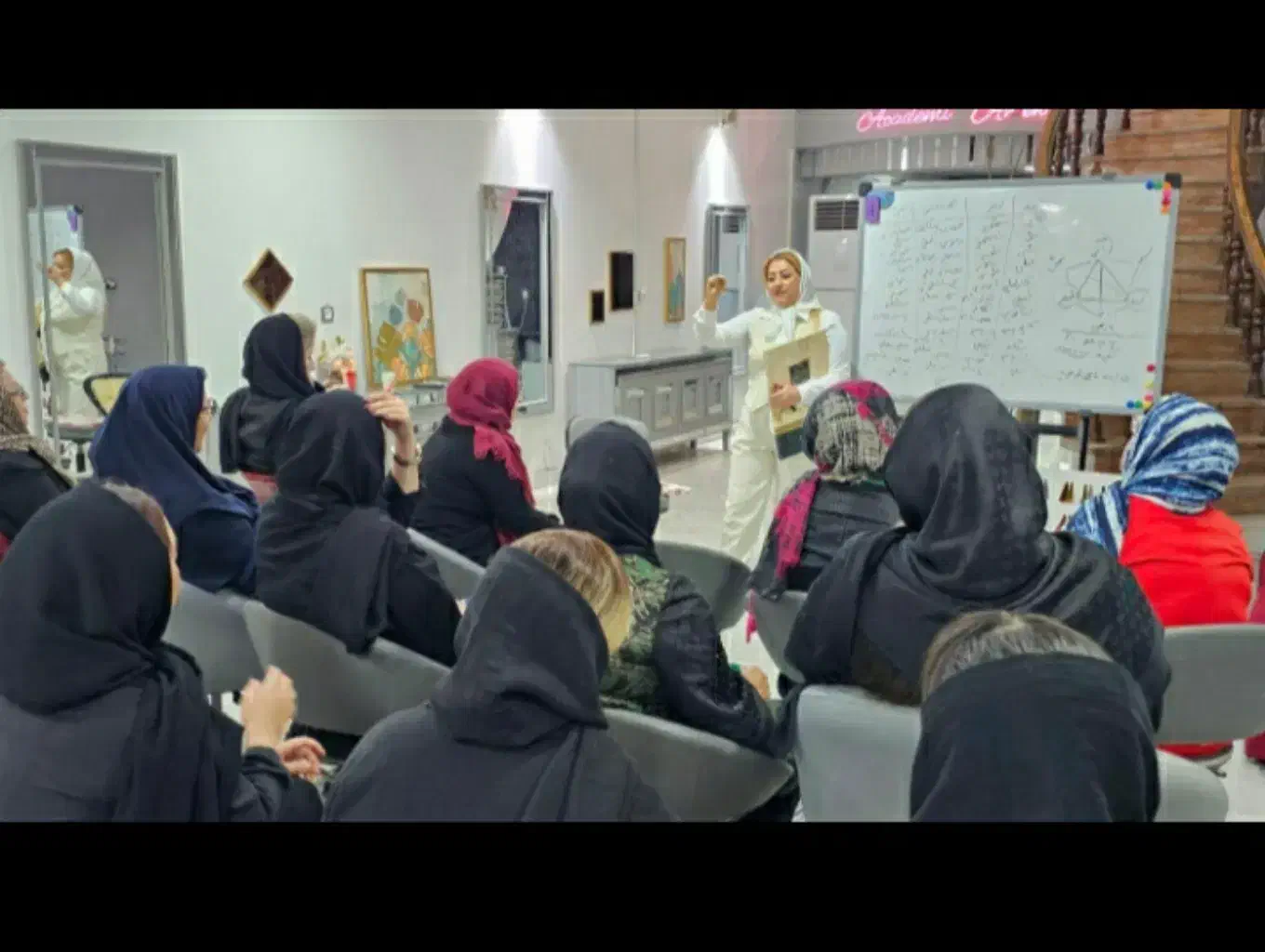 نیازمنددستیاررنگمو،کوتاهی،ناخن،به همراه استخدام|استخدام درمانی، زیبایی، بهداشتی|یزد, |دیوار