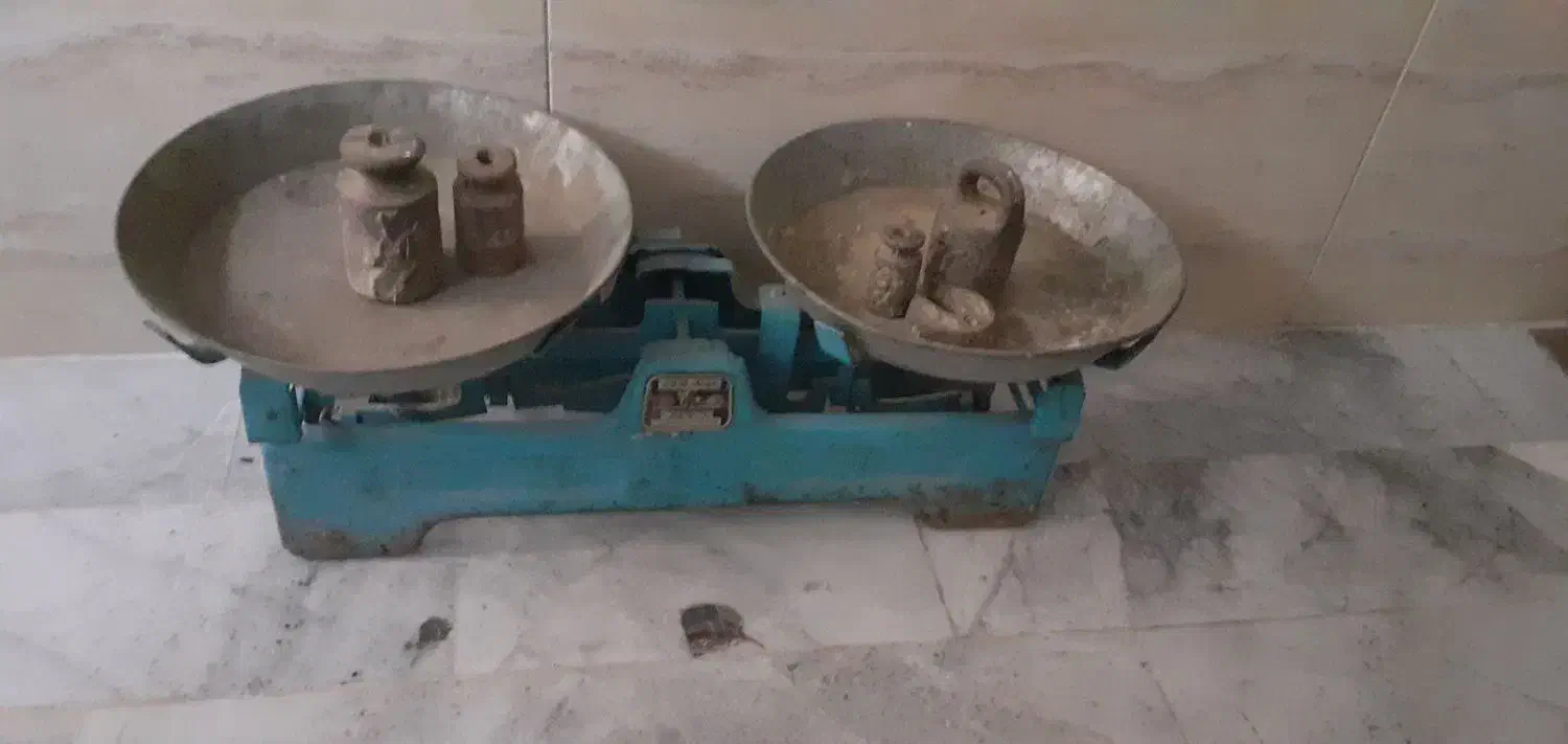 ترازو قدیمی ۲۰ کیلوی سالم باسنگ|کلکسیون اشیاء عتیقه|رباطکریم, الارد|دیوار