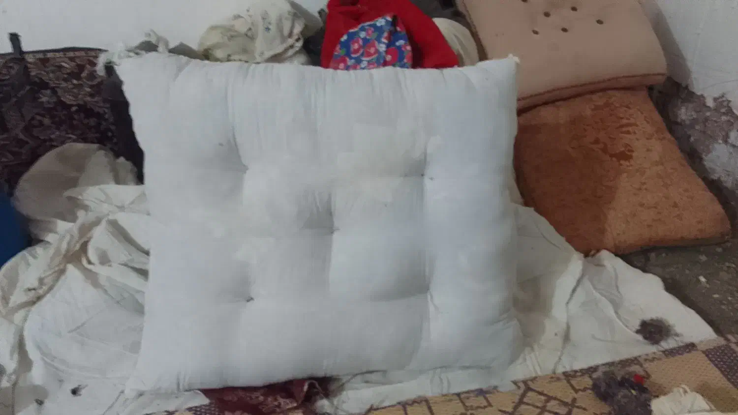 بالش|رختخواب، بالش، پتو|بلوک, |دیوار