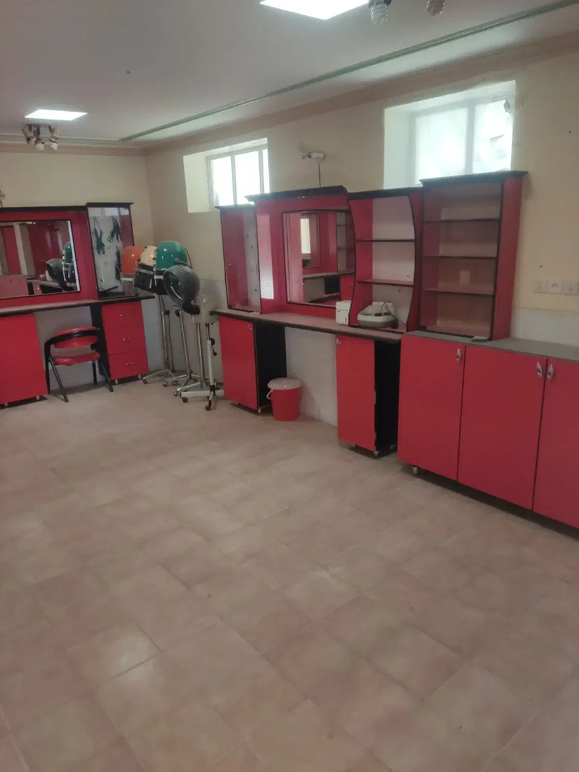 لوازم و کمد آینه آرایشگاه|آرایشگاه و سالنهای زیبایی|یزد, |دیوار