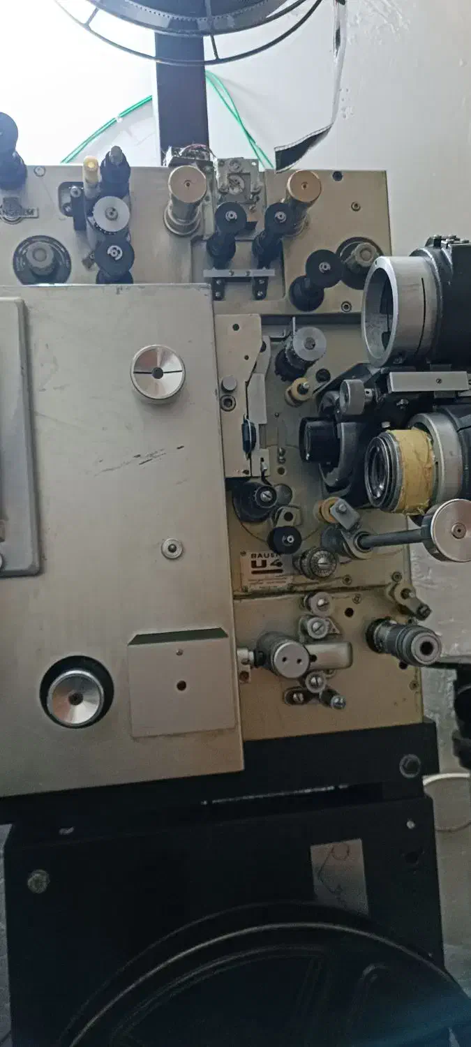 اپارات سینمایی  ۳۵ میلیمتری بایر المان. روشن|کلکسیون اشیاء عتیقه|کرج, کوی امامیه|دیوار