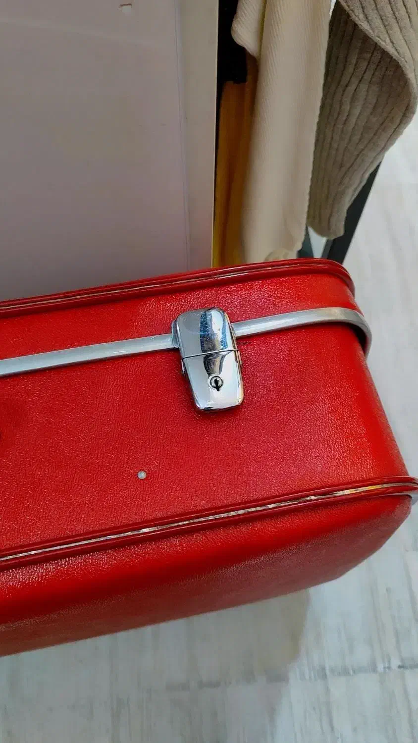 چمدان نوستالژی|کلکسیون اشیاء عتیقه|تکاب, |دیوار