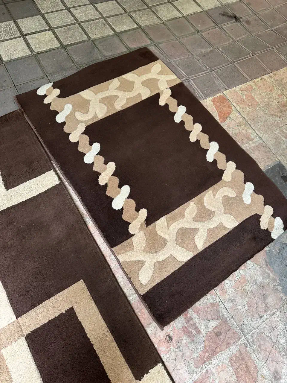 فرش قهوه ای کاملا تمیز|فرش|لاهیجان, کوی خزر|دیوار