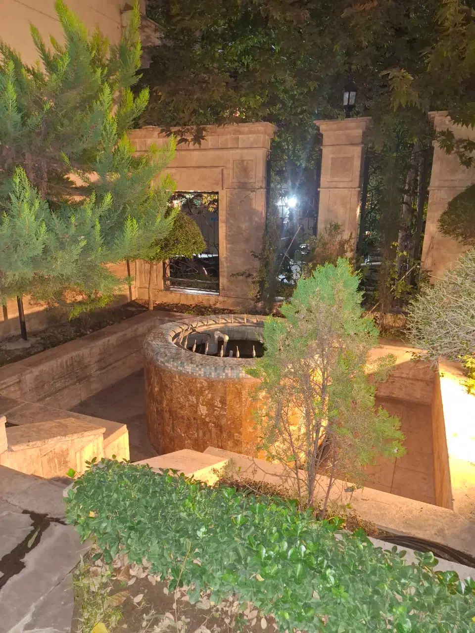 ۲۵۰متر مستغلات ۲۰۰متر حیاط دراختیار