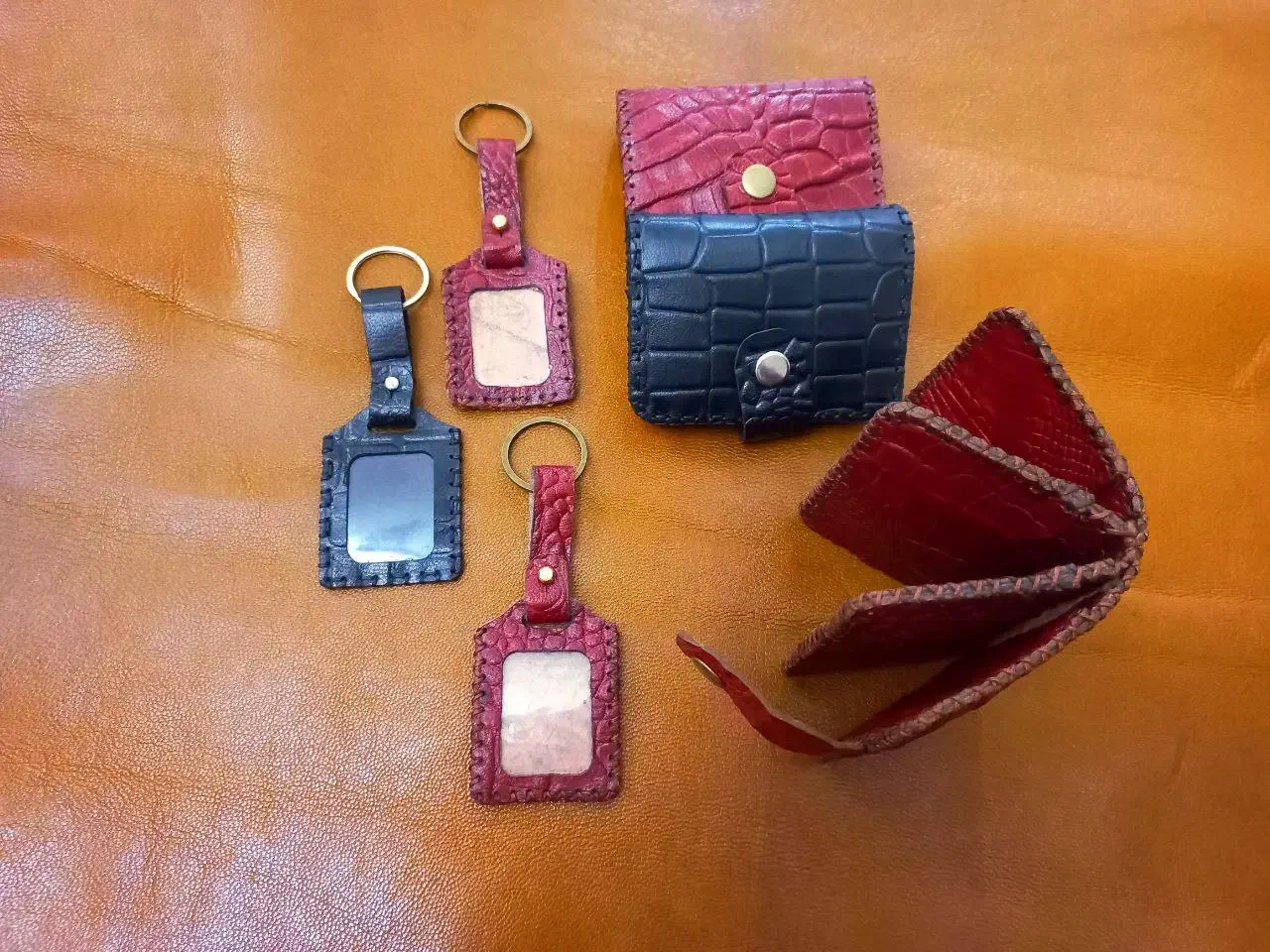 چرم|کیف، کفش، کمربند|آبیک, |دیوار