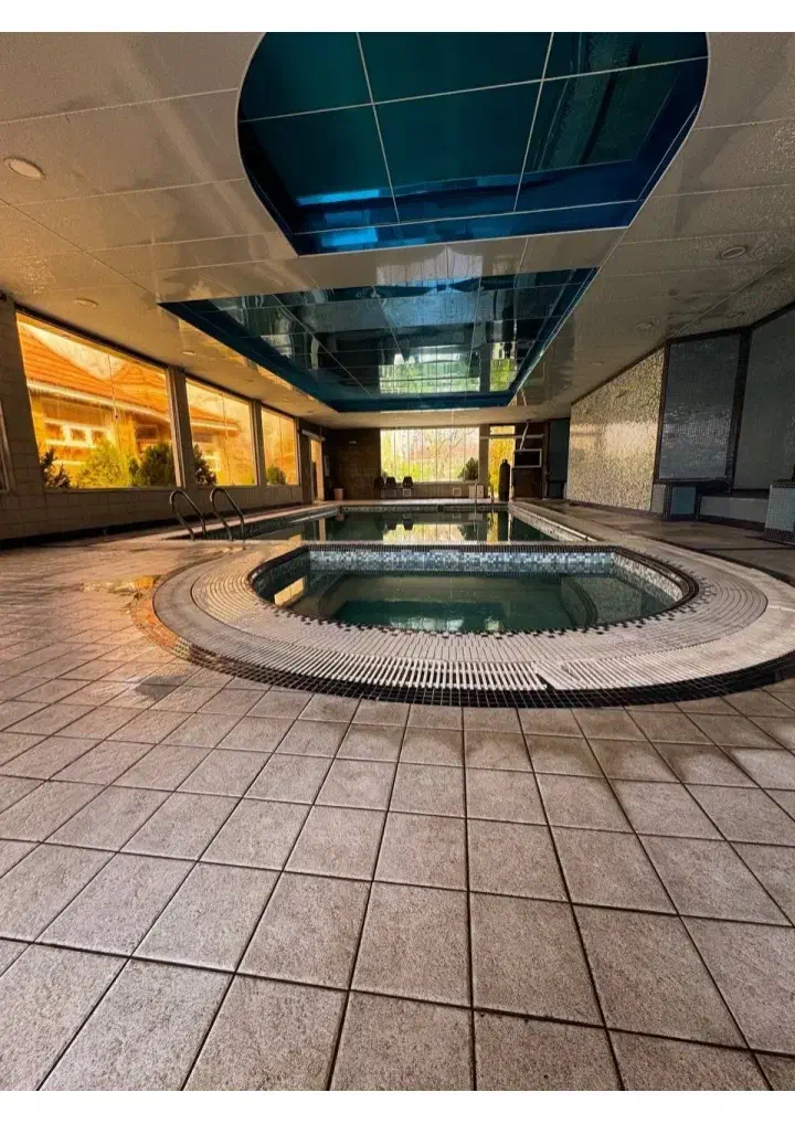 اجاره ویلا استخر ابگرم جکوزی|اجارهٔ کوتاهمدت ویلا و باغ|شیراز, دکتر حسابی|دیوار