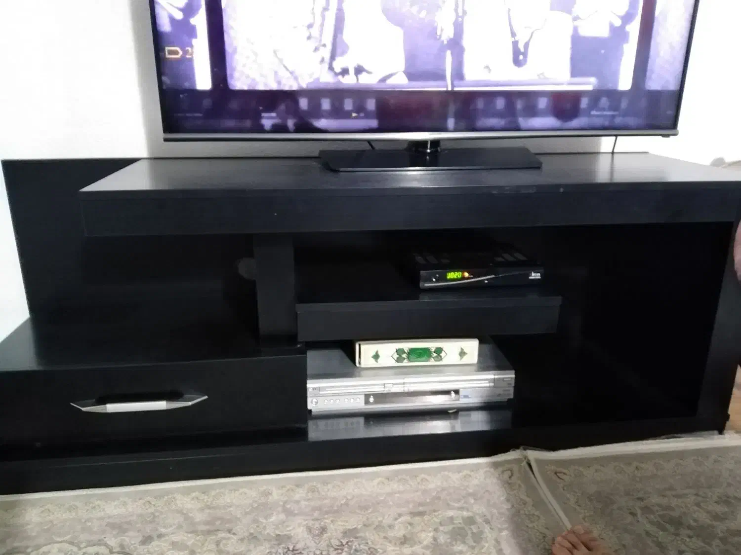 یک عدد میز تلویزیون تمیز شیک و بدون زدگی|میز تلویزیون|اندیشه, اندیشه فاز ۲|دیوار